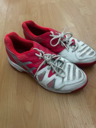 Zapatillas de pádel ASICS rojas y blancas