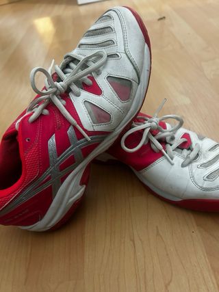 Zapatillas de pádel ASICS rojas y blancas