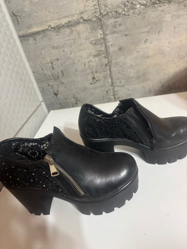 Scarpe con tacco nere con zip e pizzo