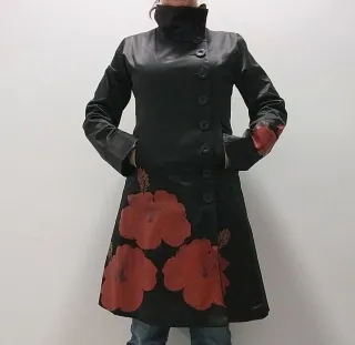 Abrigo Desigual Negro con Flores Rojas