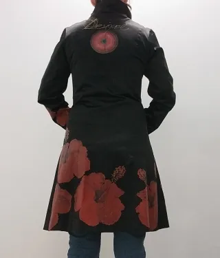 Abrigo Desigual Negro con Flores Rojas