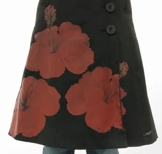 Abrigo Desigual Negro con Flores Rojas