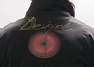 Abrigo Desigual Negro con Flores Rojas