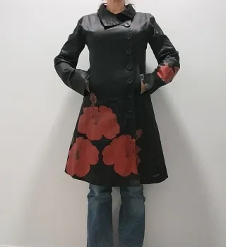 Abrigo Desigual Negro con Flores Rojas