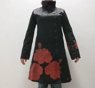 Abrigo Desigual Negro con Flores Rojas
