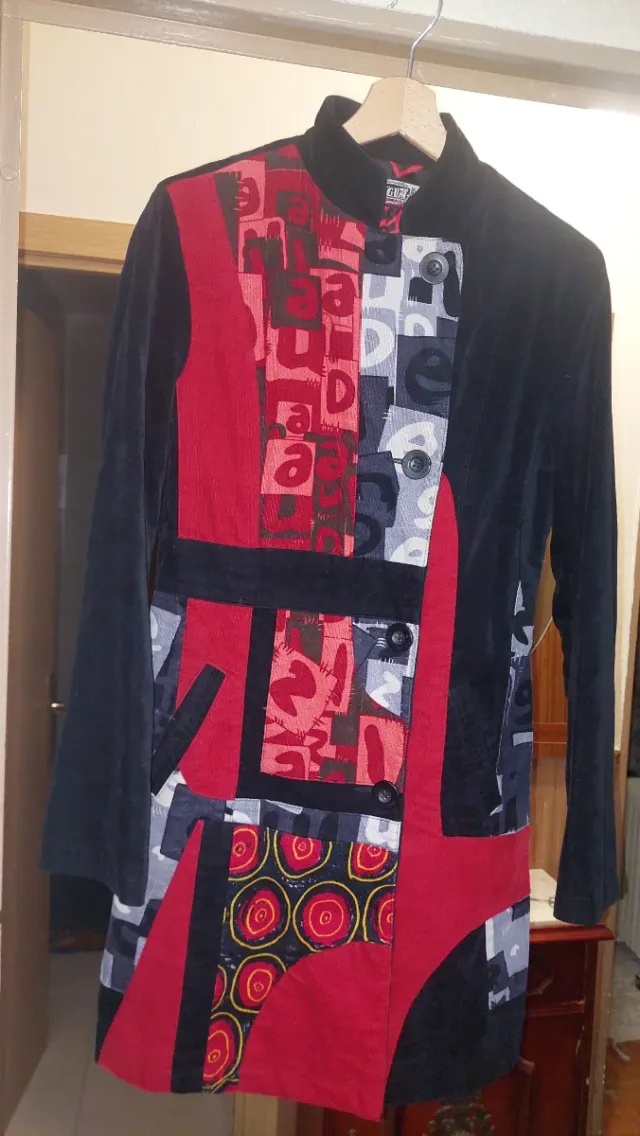 Abrigo patchwork negro y rojo