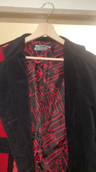 Abrigo patchwork negro y rojo