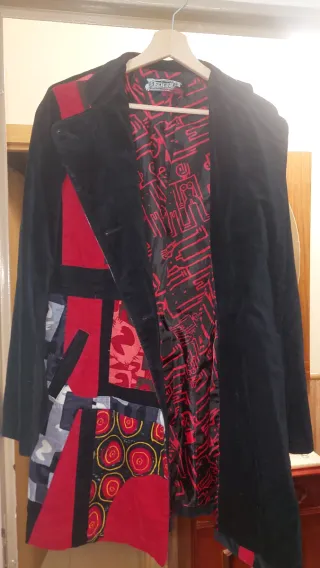 Abrigo patchwork negro y rojo
