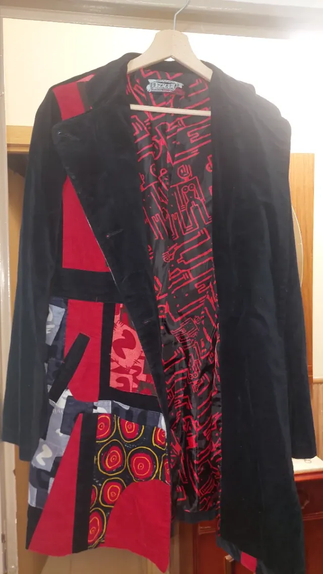 Abrigo patchwork negro y rojo