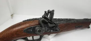 Pistola antica in legno