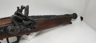 Pistola antica in legno