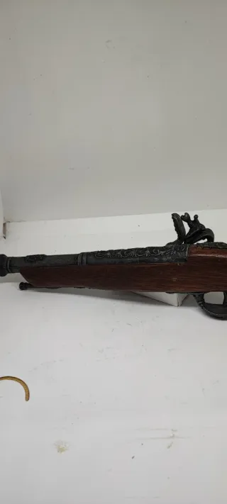 Pistola antica in legno