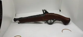 Pistola antica in legno
