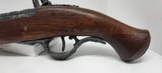 Pistola antica in legno