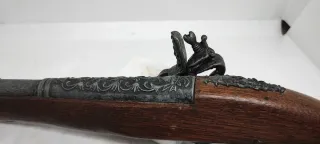 Pistola antica in legno