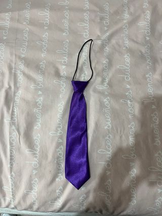 Corbata morada con banda elástica
