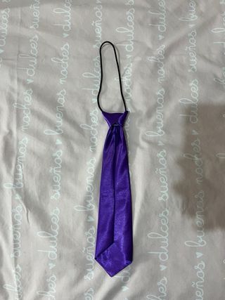 Corbata morada con banda elástica