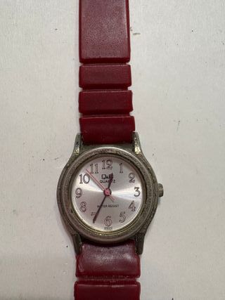 Reloj Q&Q Vintage Rojo y Plateado