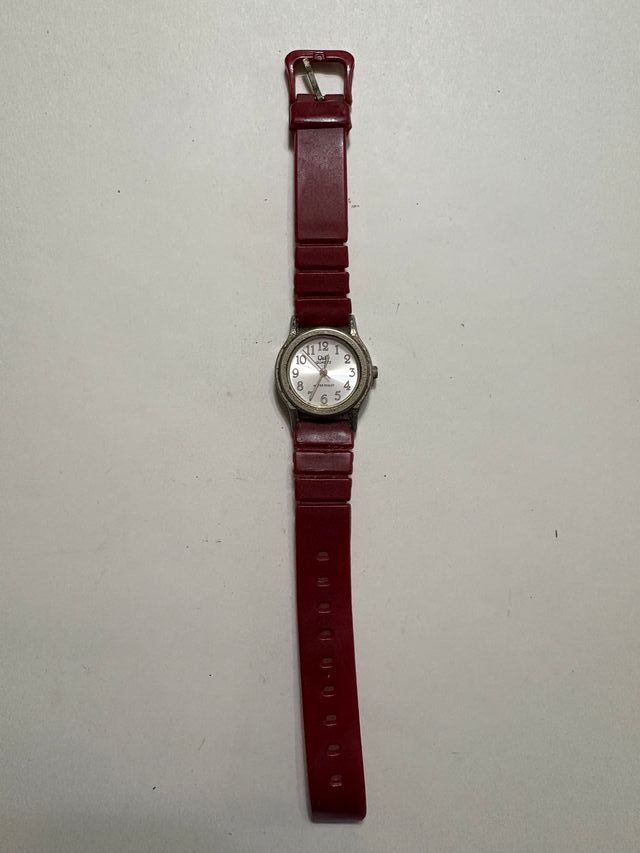 Reloj Q&Q Vintage Rojo y Plateado
