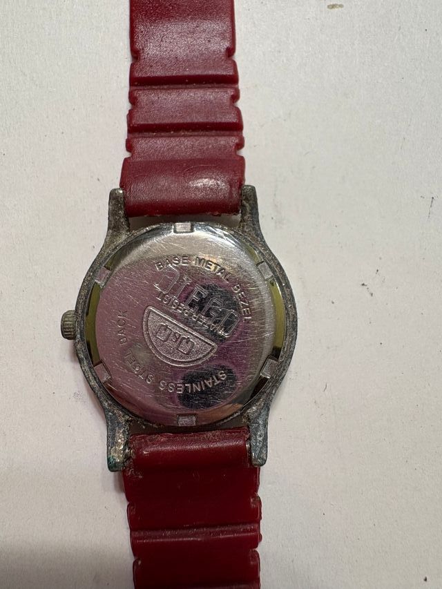 Reloj Q&Q Vintage Rojo y Plateado