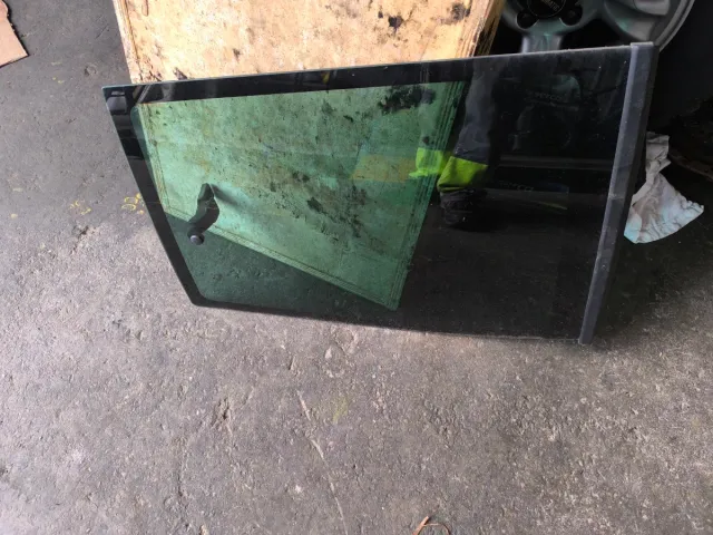 Cristal trasero derecho Nissan Terrano 2