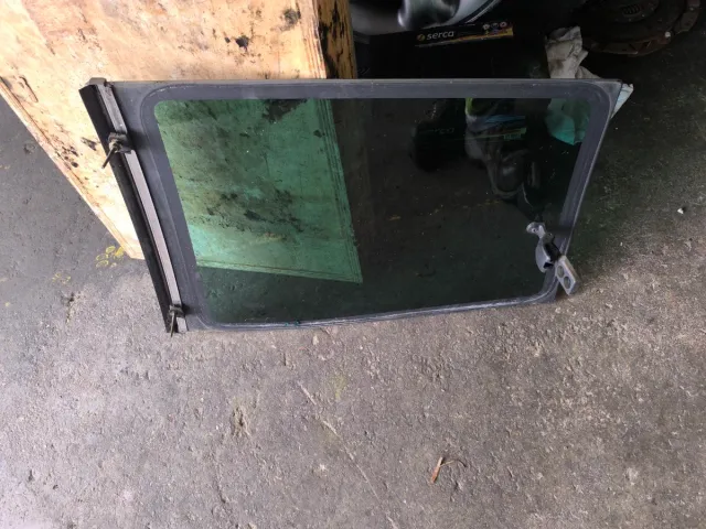 Cristal trasero derecho Nissan Terrano 2