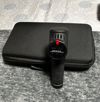 Pistola de masajes con maletín