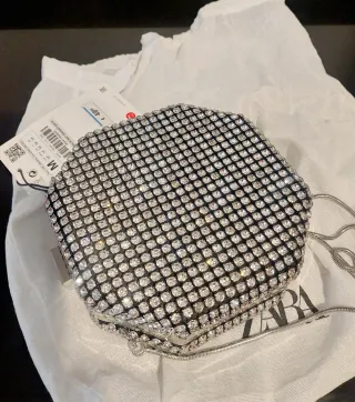 Bolso Zara pedrería plateado con cadena