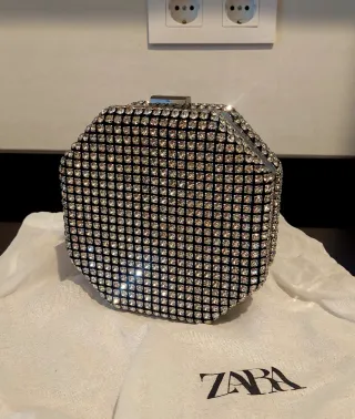 Bolso Zara pedrería plateado con cadena