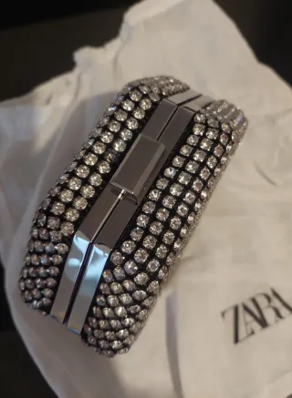 Bolso Zara pedrería plateado con cadena