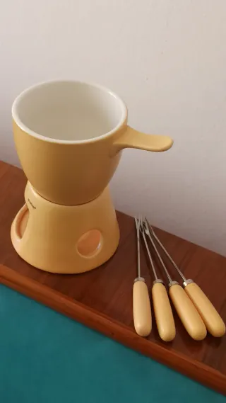 Fonduta in ceramica col. giallo tenue e bianco.