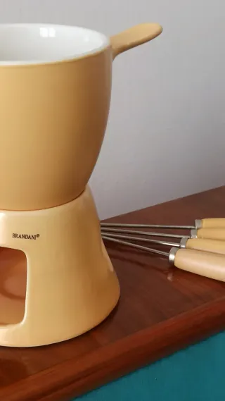 Fonduta in ceramica col. giallo tenue e bianco.