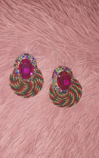 Pendientes llamativos con piedras y cordones