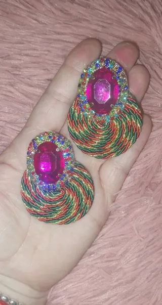 Pendientes llamativos con piedras y cordones