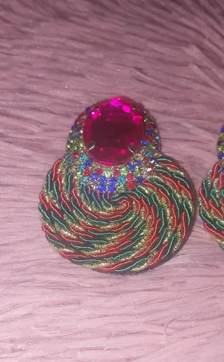 Pendientes llamativos con piedras y cordones