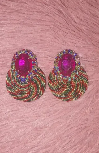 Pendientes llamativos con piedras y cordones