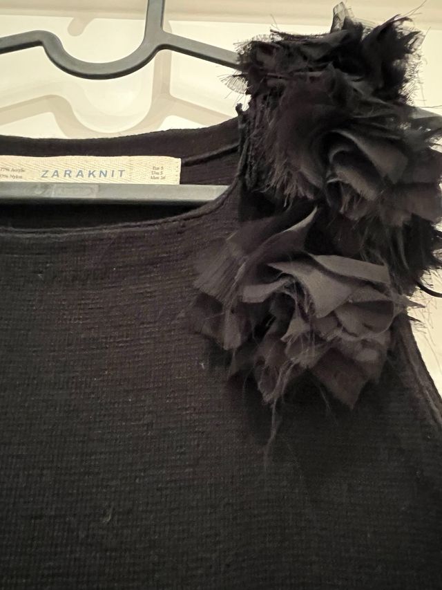 Vestido punto negro Zara flores hombros