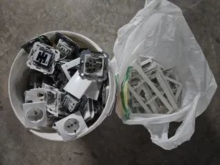 Enchufes e interruptores de luz usados