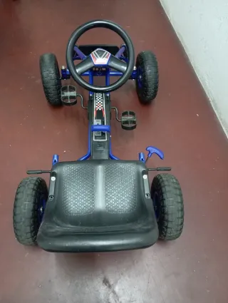 Coche de pedales azul con número 01