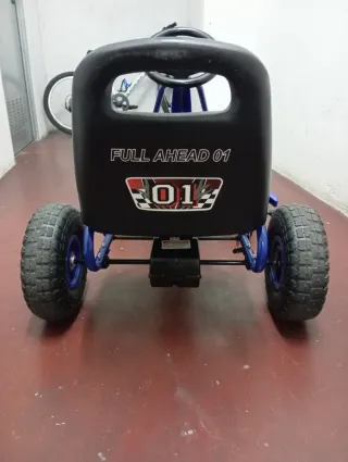 Coche de pedales azul con número 01
