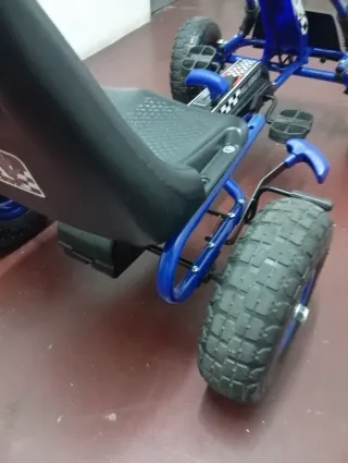Coche de pedales azul con número 01