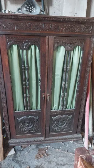 Armario antiguo madera tallada