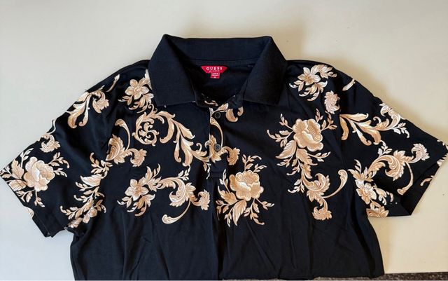 Polo Guess Negro con Estampado Dorado Talla M