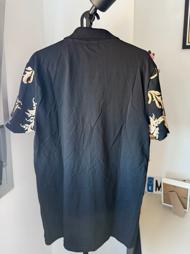 Polo Guess Negro con Estampado Dorado Talla M