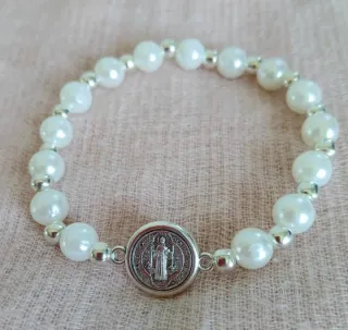 Pulsera Perlas con medalla San Benito