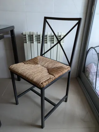 Mesa de cristal y metal. Dos sillas a juego