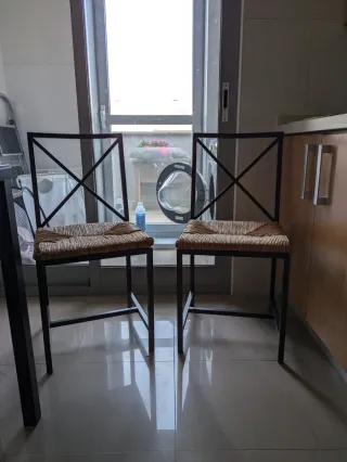 Mesa de cristal y metal. Dos sillas a juego