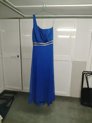 Vestido de fiesta azul con detalles dorados