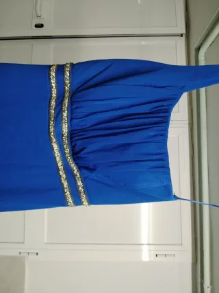 Vestido de fiesta azul con detalles dorados