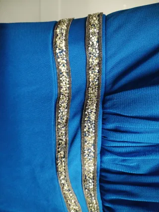 Vestido de fiesta azul con detalles dorados